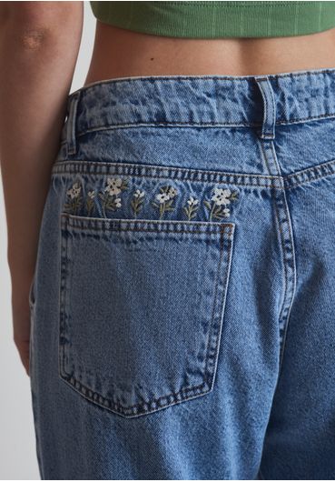 Calça Jeans Cintura Alta com Bordado de Flores