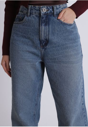 Calça jeans reta com puídos