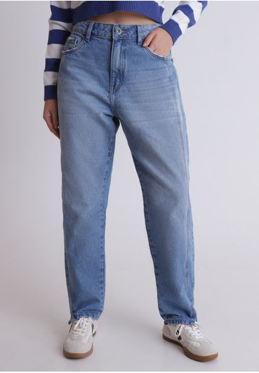 Calça jeans mom com recortes