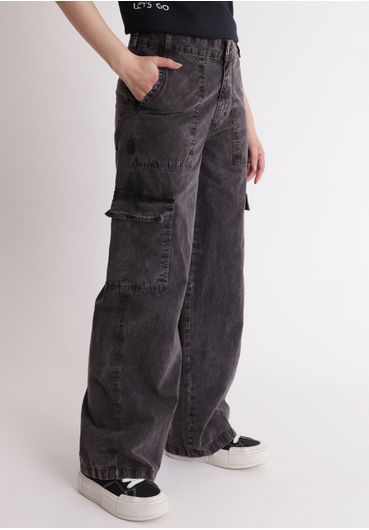 Calça de sarja com bolsos cargo